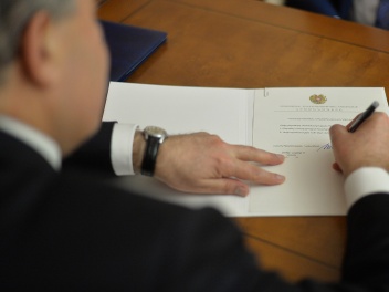 Արմեն Սարգսյանը հրամանագրեր է ստորագրել նախար...