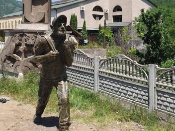 Իջևանցիները փորձել են կոտրել Փաշինյանի արձանը