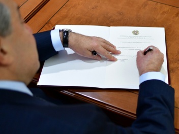 Արմեն Սարգսյանը ստորագրել է կուտակային կենսաթ...