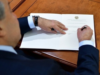 Արմեն Սարգսյանը ստորագրել է արտակարգ դրության...
