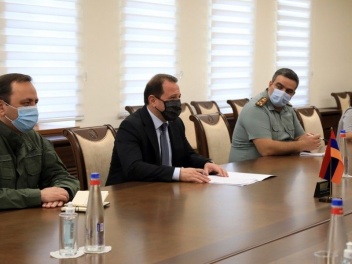 Министр обороны Армении принял посла и военно...