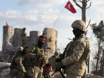 Турция усиливает военное присутствие на север...