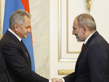 Пашинян встречается в Ереване с Сергеем Шойгу