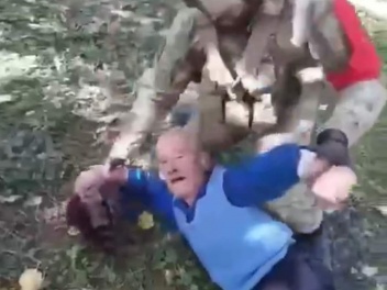 Թուրք զինվորականը կտրում է հայ պապիկի գլուխը․...