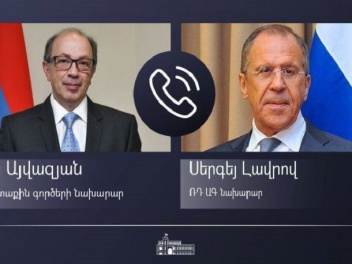Лавров и Айвазян обсудили реализацию договоре...