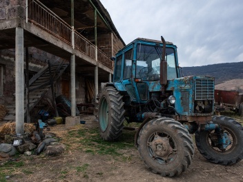 МККК опубликовал фото покинутой сельхозтехник...