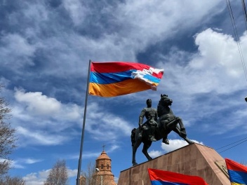 В Армении продолжается победоносное шествие государственного флага Арцаха — Ишхан Сагателян