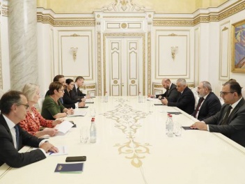 Премьер-министр Пашинян принял президента ЕБР...