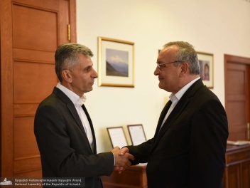 Արթուր Թովմասյանն ԱԺ նորընտիր նախագահին է փոխանցել խորհրդարանի ղեկավարի պարտականությունները