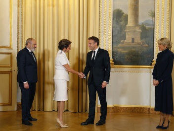 Փաշինյանը կնոջ հետ  մասնակցել է Ֆրանսիայի նախագահի և նրա տիկնոջ անունից տրված պաշտոնական ընթրիքին
