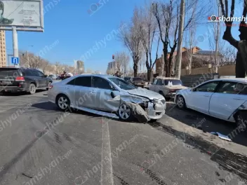 Ավտովթար՝ Երևանում. բախվել են Toyota-ն, Honda-ն ու «ՎԱԶ 2106»-ը. կա վիրավոր