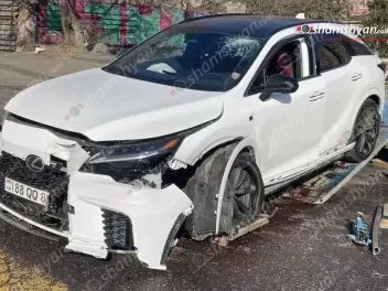 Lexus-ը Բաղրամյան պողոտայում բախվել է պատին