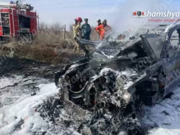 Արտակարգ դեպք. գյուղացիների կողմից չոր խոտը այրելու հետևանքով կրակը հասել է Mercedes-ին, որը վերածվել է մոխրակույտի