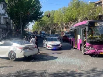 Երևանում բախվել են 38 երթուղու ավտոբուսն ու «...