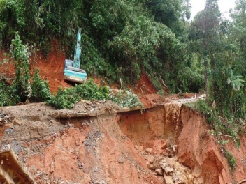 Վիետնամում ավտոբուսը հայտնվել է սողանքի տակ