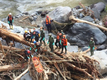 Ինդոնեզիայում հեղեղումների զոհերի թիվը հասել է 950-ի