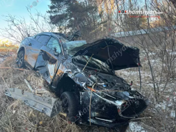 Գեղարքունիքում «Mazda»-ն բախվել է ծառերին ու հայտնվել դաշտում