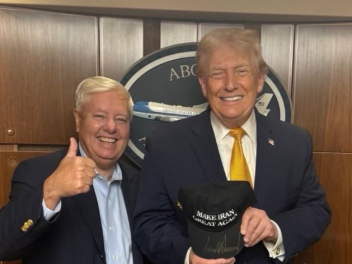 Трамп сфотографировался с кепкой с надписью «Сделаем Иран снова великим» вместе с Линдси Грэмом