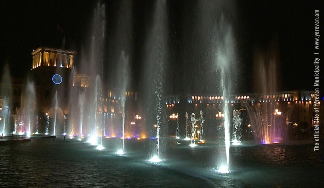 Ереван часы работы. Поющие фонтаны в Армении. Танцующие фонтаны в Ереване. Ереван фонтаны на площади. На площади Республики фонтаны Ереван площадь.