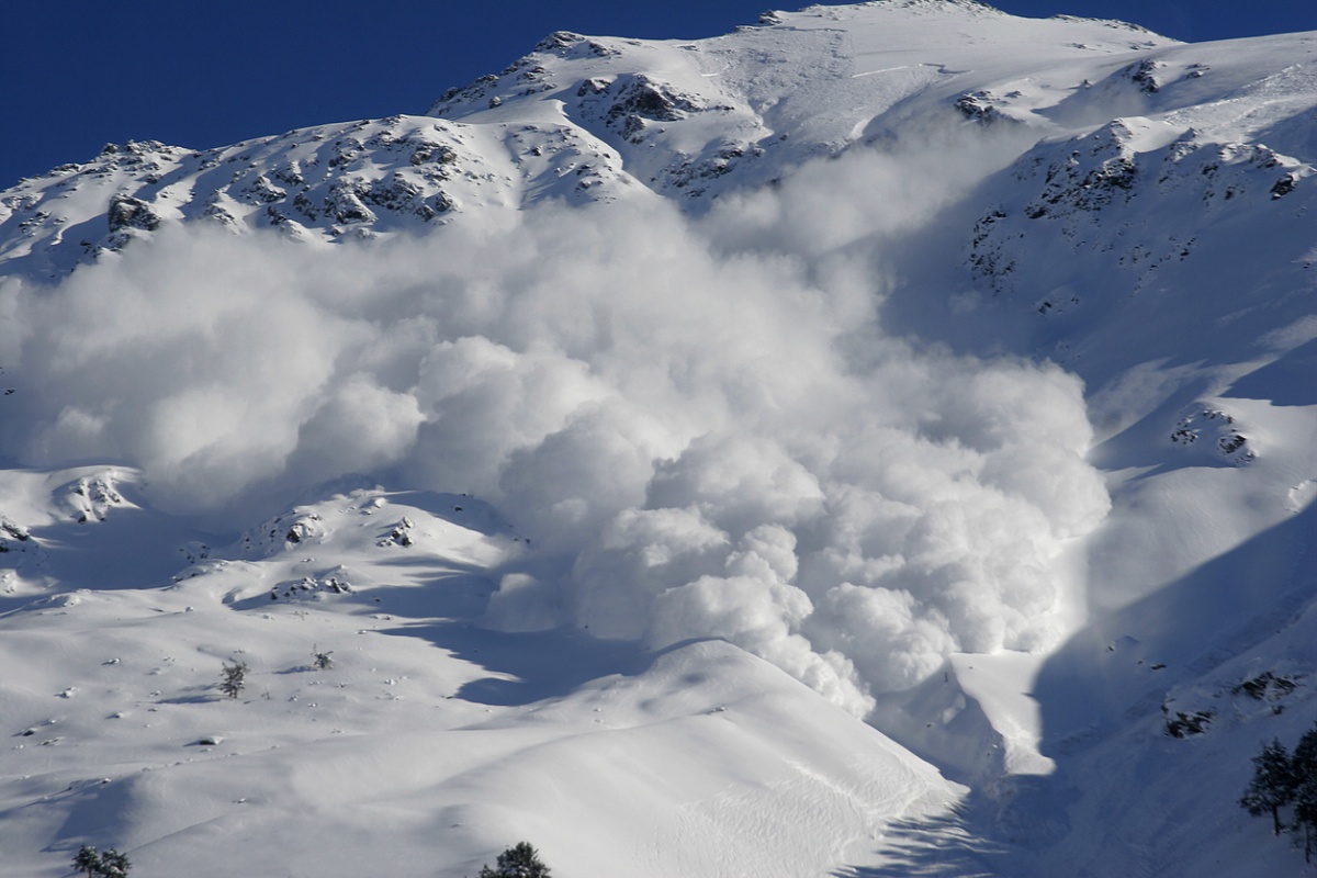 Снежная лавина в каких регионах. Лавина Кавказ. Снежная лавина. Avalanche. Сход лавины в Альпах.