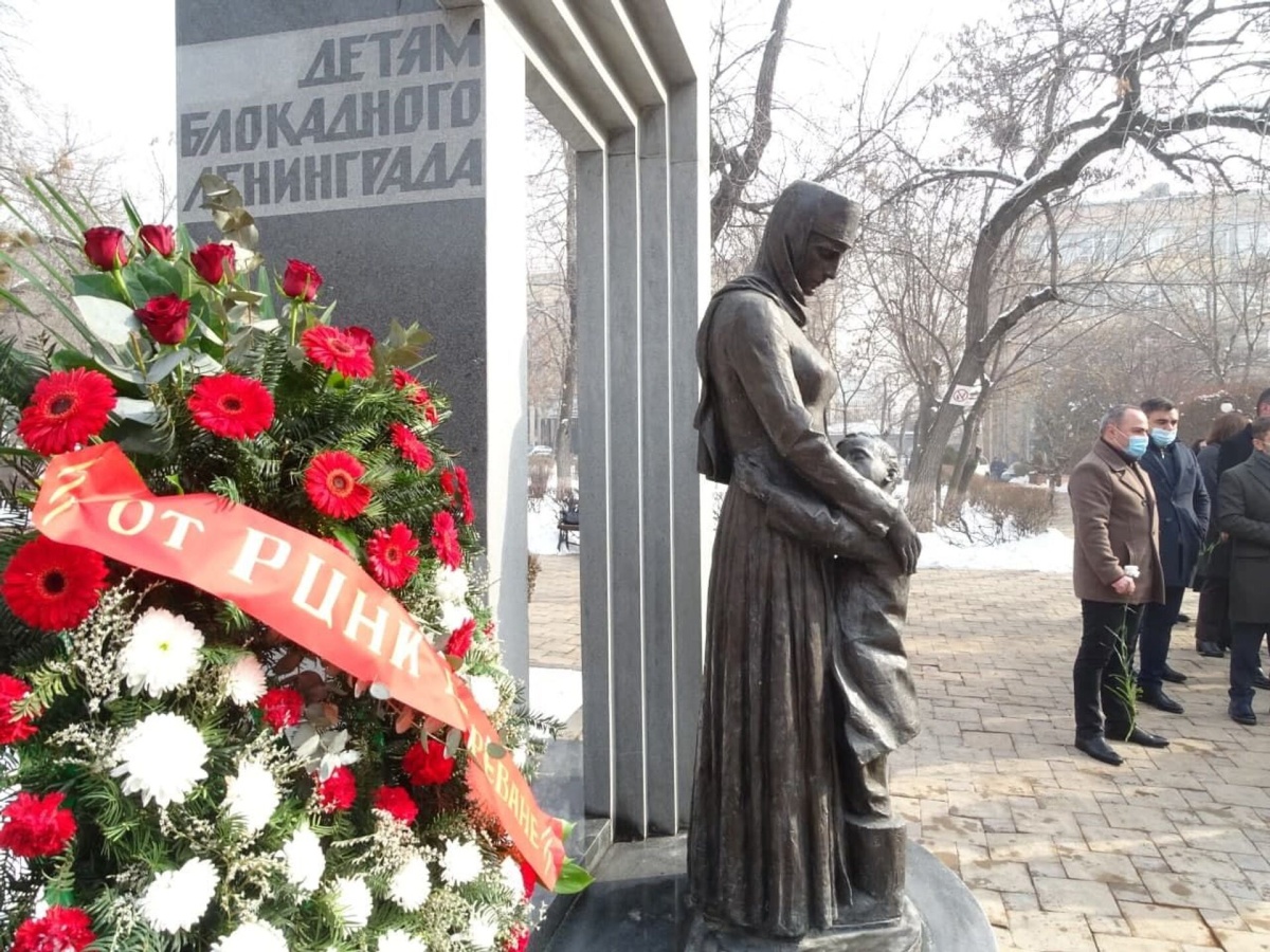 Памятник дети блокады в Ереване. Памятник детям блокадного Ленинграда в Костроме. Памятник детям Ленинграда в Омске.