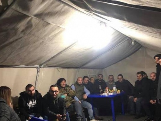 Сидячая забастовка на Площади республики с тр...