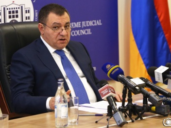 Глава ВСС считает недопустимым обсуждать чиновникам с судьями материалы уголовных дел