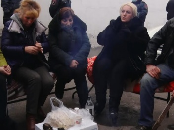 Родственники без вести пропавших военнослужащих проводят перед воинской частью сидячую забастовку