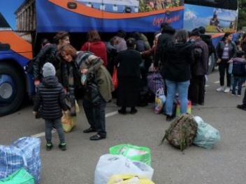 Более 48 тысяч беженцев вернулись из Армении в Карабах