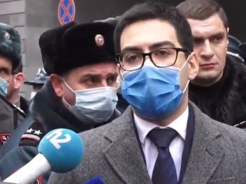 Министр юстиции Армении подошел к собравшимся перед ведомством гражданам и дал разъяснения