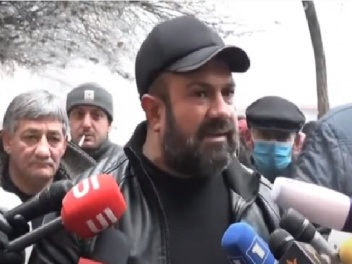 Участник акции: министр здравоохранения должен ответить, как это получилось, что родителям были показаны фото их детей из реанимации, а сейчас их нет
