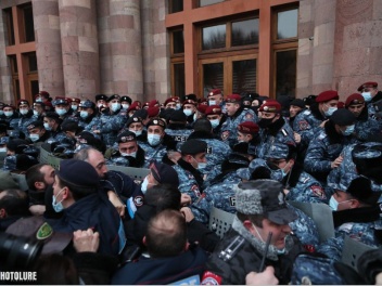 Аршак Закарян подвергнут приводу, акция проте...