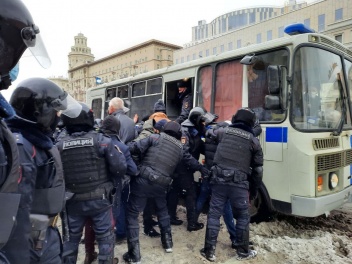 В России более 1,4 тысяч человек задержали в день суда по делу Навального