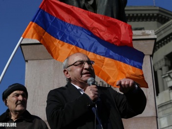 Вазген Манукян будет встречаться с гражданами на площади Свободы