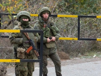 При посредничестве командования российского миротворческого контингента в Азербайджан вернулись двое военнослужащих, арестованных СНБ РА