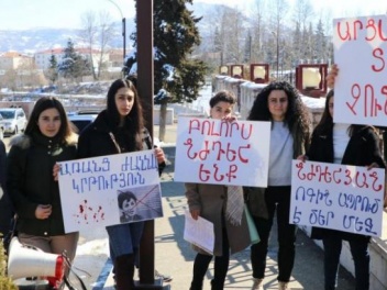 «Тебе не место в Арцахе, мы все Нжде»: Жанну Андреасян выдворили из Степанакерта