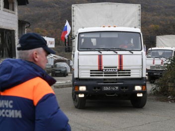 Российские миротворцы сопроводили четвертую колонну с гуманитарным грузом по территории Нагорного Карабаха
