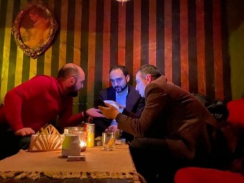 «Дежавю»: Авинян в ереванских барах решает эксплуатировать или нет «Амулсар»?
