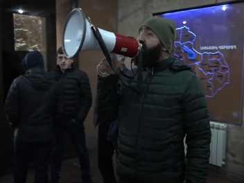 «Вы не обязаны выполнять незаконные приказы Пашиняна»: акция в администрации Арабкирского района