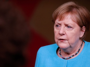 Меркель назвала перевозку мигрантов в ЕС чере...
