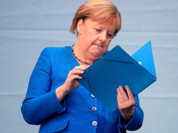 Меркель заявила, что цвет ее одежды предполаг...