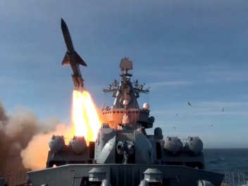 Боевые корабли России, Ирана и Китая отработа...