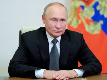 Путин поручил поставлять газ в недружественные страны только за рубли