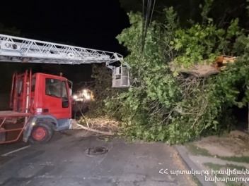 Քամու հետևանքով Երևանում վնասվել են տանիքներ, ավտոմեքենաներ, կոտրվել են ծառեր