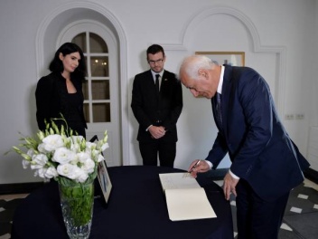 Президент Армении сделал запись в книге соболезнований, открытой в связи со смертью королевы Елизаветы II