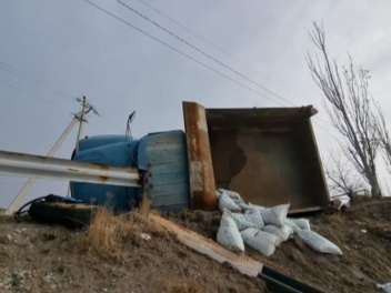 ДТП в пригороде Еревана: Водитель застрял в кабине грузовика