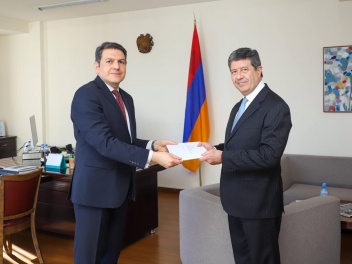 Посол Эквадора вручил копии верительных грамот замминистра ИД Армении