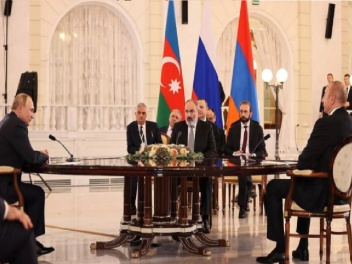 В Петербурге ожидаются двусторонние контакты Путина с Пашиняном и Алиевым, сообщил Песков