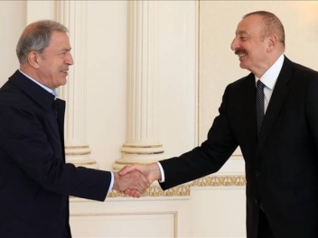 Президент Азербайджана принял в Баку делегацию во главе с министром национальной обороны Турции