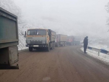 На участке дороги Агвани-Татев скопилось 270 грузовых автомобилей